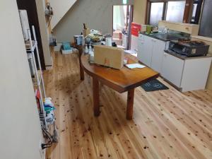 Shimanto-choEkimaehouseSamaru的一间厨房,内设一张木桌