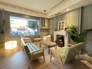 花莲市Finders Hotel Hualien Station的带沙发、桌子和壁炉的客厅