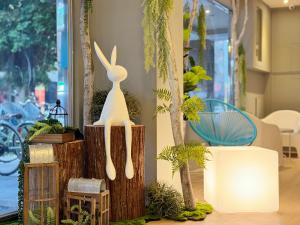 花莲市Finders Hotel Hualien Station的木柱上的兔子雕像