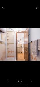 拉波拉诺泰尔梅casa orma的带淋浴的浴室和玻璃门