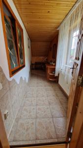 古拉哈莫卢洛伊Voro Mold的阁楼间位于一栋房屋内,铺有瓷砖地板。