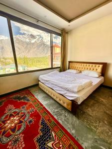 锡卡都Skardu Luxus Hotel的一间卧室设有一张床和一个大窗户