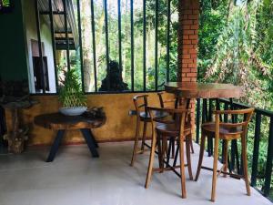 KiriellaNiwana Resorts kiriella的客房设有2张桌子和椅子以及窗户。