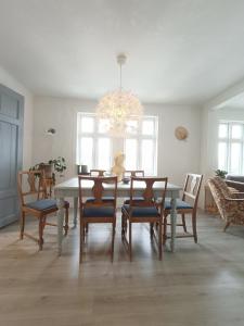 于尔斯泰因维克Charming house in Ulsteinvik with free parking的一间带桌椅和吊灯的用餐室