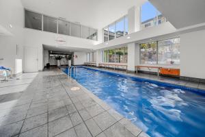 堪培拉High-Rise CBD 1-Bed with Pool & Other Amenities的大楼内一个蓝色的大型游泳池