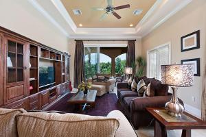 基西米Reunion Resort Villa RM2的带沙发和电视的客厅