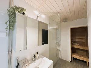 赫尔辛基New luxury 110sqm apartment with terrace and great location的一间带水槽、淋浴和镜子的浴室