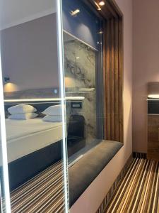 奇姆肯特Sapar Standart Улучшенный полулюкс的客房设有窗户和一张床