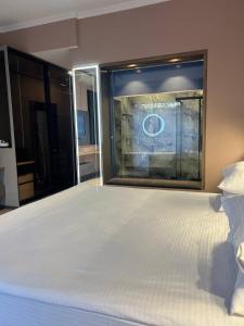 奇姆肯特Sapar Standart Улучшенный полулюкс的一张位于带大窗户的房间内的床铺