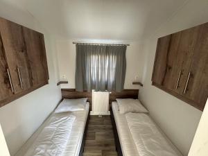圣安娜兰De Roos chalet 174的小型客房 - 带2张床和窗户