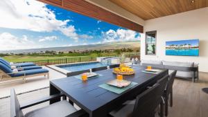怀梅阿BLUE TRANQUILITY Luxurious home in private community with Heated Private Pool Spa Detached Ohana Suite的一间带桌椅的用餐室和一个游泳池