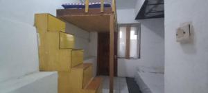 万隆SPOT ON 93964 Guest House Pak Gatot 3的一间位于客房内的黄色楼梯浴室