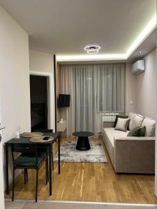 克拉列沃Apartment Mari Mari的客厅配有沙发和桌子