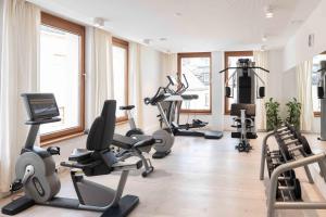 巴特奥塞俄泽佐格约翰SPA酒店的健身房设有数台跑步机和健身自行车