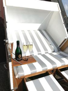 韦斯特兰Käpt´n-Christiansen-Str. 36, W13的一张桌子,配有两杯和一瓶香槟