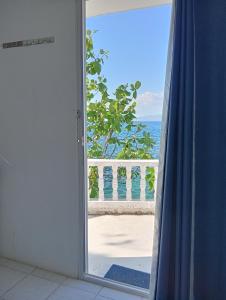 杜马格特1888 Beach Resort的享有海景的开放式门