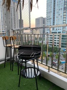 河内Kang's Home Cầu Giấy的市景阳台配有桌椅