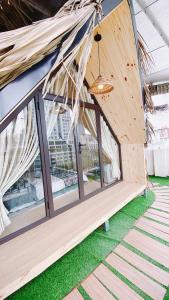 河内Kang's Home Cầu Giấy的一个带窗户和吊灯的帐篷