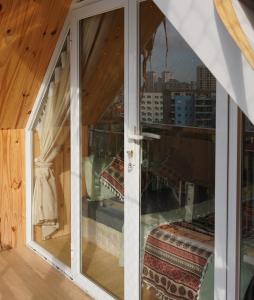 河内Kang's Home Cầu Giấy的市景客房 - 带玻璃门