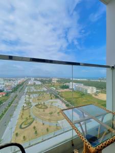 绥和市Luna Apartment - Apec Mandala Phú Yên的从大楼顶部可欣赏到城市美景