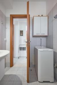 赛罗卡波斯Thea apartments的一间带卫生间和水槽的浴室
