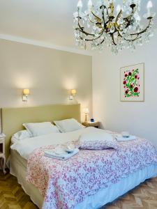 邦多勒La naronne的一间卧室配有一张带吊灯的大床