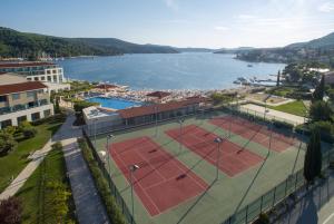 斯拉诺阿德默勒尔大酒店的水边网球场的空中景观