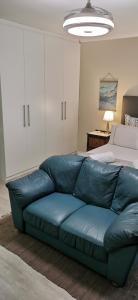 开普敦Mila's at Panorama的客厅配有蓝色沙发,设有床