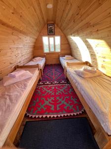 博孔巴耶沃Bosogo Yurt camp的小木屋内带三张床的客房