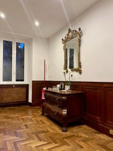 罗马Domus Giovanna的一间设有梳妆台和墙上镜子的房间