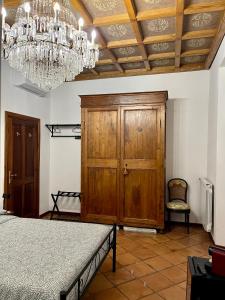 罗马Domus Giovanna的一间卧室配有木制橱柜和吊灯。