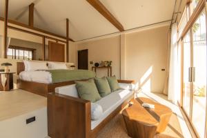 格兰岛Malaya Villa Kohlarn的客厅配有沙发和1张床