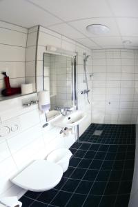 Mefjordvær布里格峡湾酒店的浴室设有2个水槽和2个卫生间