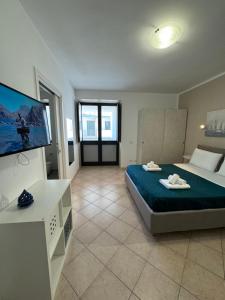 奥特朗托Villa Altomare的一间大卧室,配有一张床和一台电视