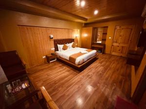 Vista Resort, Manali - centrally Heated & Air cooled luxury rooms客房内的一张或多张床位