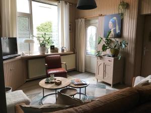 SchimmertKlein Haasdal Studio's的客厅配有沙发和桌子