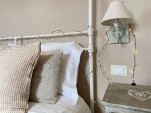 格罗塔费拉塔“Casa Amélie”的一间卧室配有一张带台灯和桌子的床