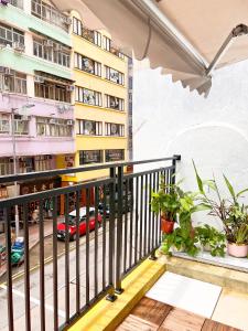 香港Waveflo Hostel 浪花青旅的享有街道景色的公寓阳台