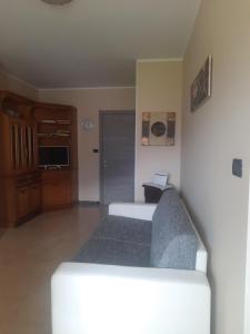 奥斯塔Appartamento Elisa - CIR 0226的客厅配有床和沙发
