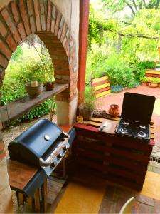 KomenKrasberry Ježev brlog的一个带烧烤架和炉灶的户外厨房