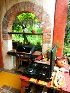 KomenKrasberry Ježev brlog的户外厨房配有炉灶和桌子