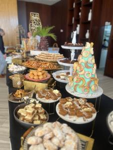 盖尼特拉Waves Aqua Resort的餐桌上摆放着各种糕点和甜点