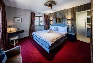 米滕瓦尔德Romantische 5-Sterne- Ferienwohnungen的配有一张床和一张书桌的酒店客房