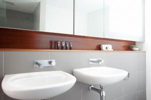 悉尼Bellevue Beauty的浴室设有白色水槽和镜子