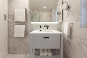 悉尼Bayside Retreat的白色的浴室设有水槽和镜子