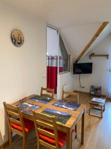 日耶AU COEUR DU GOLF **, Giez, proche Lac d' Annecy的一间带木桌和椅子的用餐室