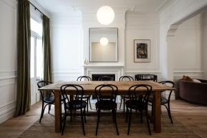 悉尼The Timeless Modern Glebe的一间带桌椅的用餐室