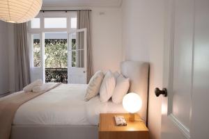 悉尼The Timeless Modern Glebe的卧室配有白色的床和窗户。