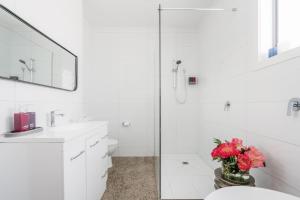 EvandaleEmbracing Evandale的白色的浴室设有卫生间和花瓶