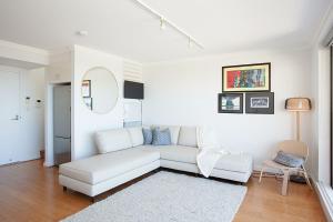 悉尼Ocean view Clovelly的白色的客厅配有白色的沙发和地毯。